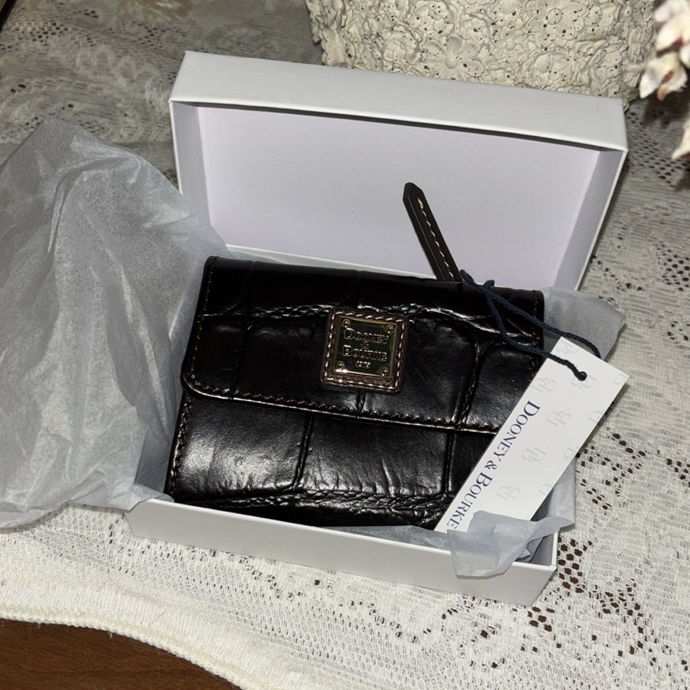 Dooney Bourke 🆕
expresso Denison Croc Embossed Wallet 
in box